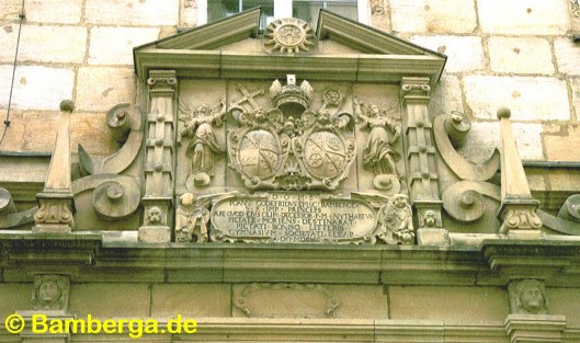 Alte Aula: Wappen und Inschrift von 1613