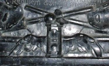 Schnappauf-Epitaph: Flgel und Schwerter